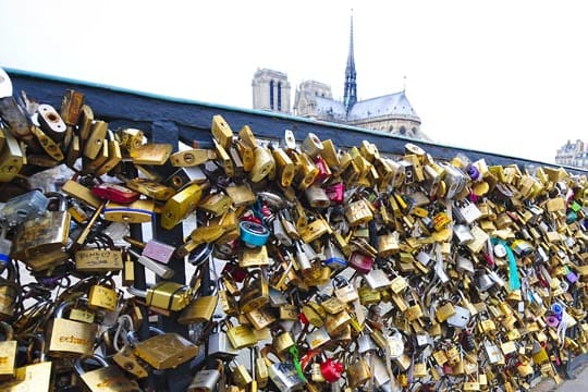 Bekanntes Ritual: Paare hängen ein Schloss als Zeichen ihrer unzertrennlichen Verbundenheit an die Pariser Brücke Pont des Arts.