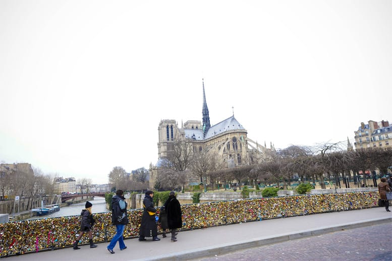Die Touristen auf dem Pont des Arts in Paris können das nicht verstehen. Manche von ihnen sind tausende Kilometer weit gereist, um ihre Liebe in der französischen Hauptstadt zu zelebrieren.