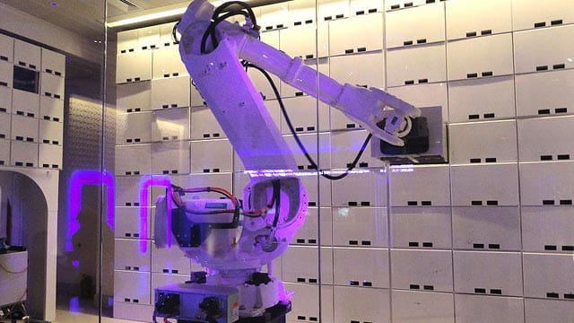 Im "Hotel Yotel New York at Times Square West" übernimmt ein Roboter die Arbeit des Concierges.