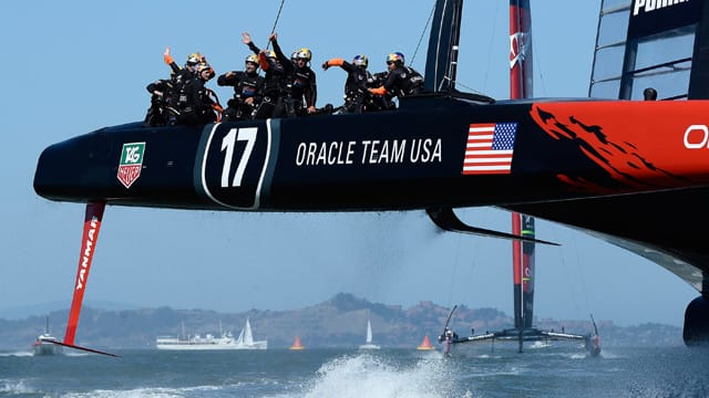 Der Moment des nicht mehr für möglich gehaltenen Triumphs: Oracle Team USA überquert als Sieger die Ziellinie und krönt eine beeindruckende Aufholjagd gegen das Emirates Team New Zealand. Der Moment des nicht mehr für möglich gehaltenen Triumphs: Oracle Team USA überquert als Sieger die Ziellinie und krönt eine beeindruckende Aufholjagd gegen das Emirates Team New Zealand.