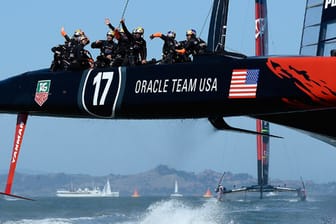 Der Moment des nicht mehr für möglich gehaltenen Triumphs: Oracle Team USA überquert als Sieger die Ziellinie und krönt eine beeindruckende Aufholjagd gegen das Emirates Team New Zealand.