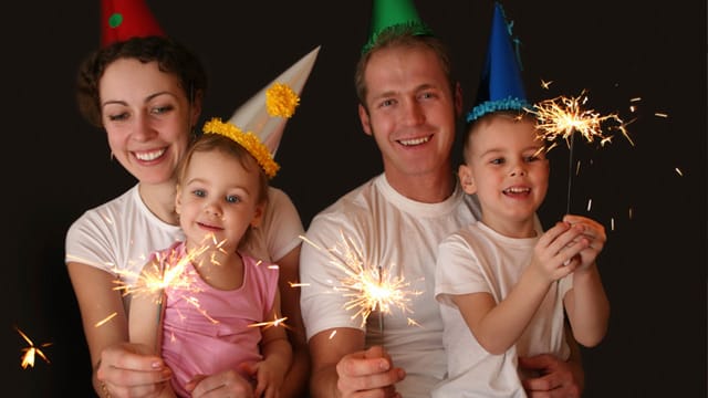 Wunderkerzen sind für Kleinkinder an Silvester eine Freude.