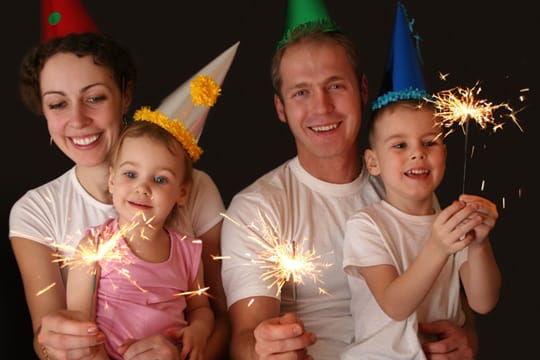 Wunderkerzen sind für Kleinkinder an Silvester eine Freude.