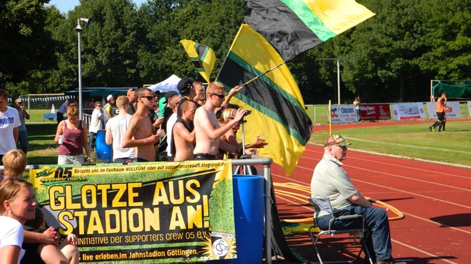 Anhänger des Oberligisten Göttingen 05 bemängeln die Zuschauerzahlen im Amateurfußball. Anhänger des Oberligisten Göttingen 05 bemängeln die Zuschauerzahlen im Amateurfußball.