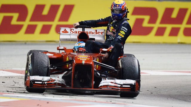 Edles Taxi: Fernando Alonso chauffiert Mark Webber in Singapur zurück in die Box. Edles Taxi: Fernando Alonso chauffiert Mark Webber in Singapur zurück in die Box.
