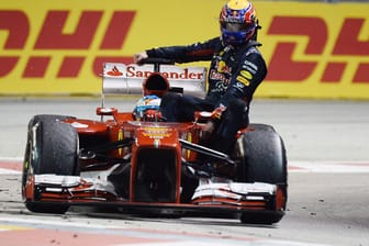 Edles Taxi: Fernando Alonso chauffiert Mark Webber in Singapur zurück in die Box.