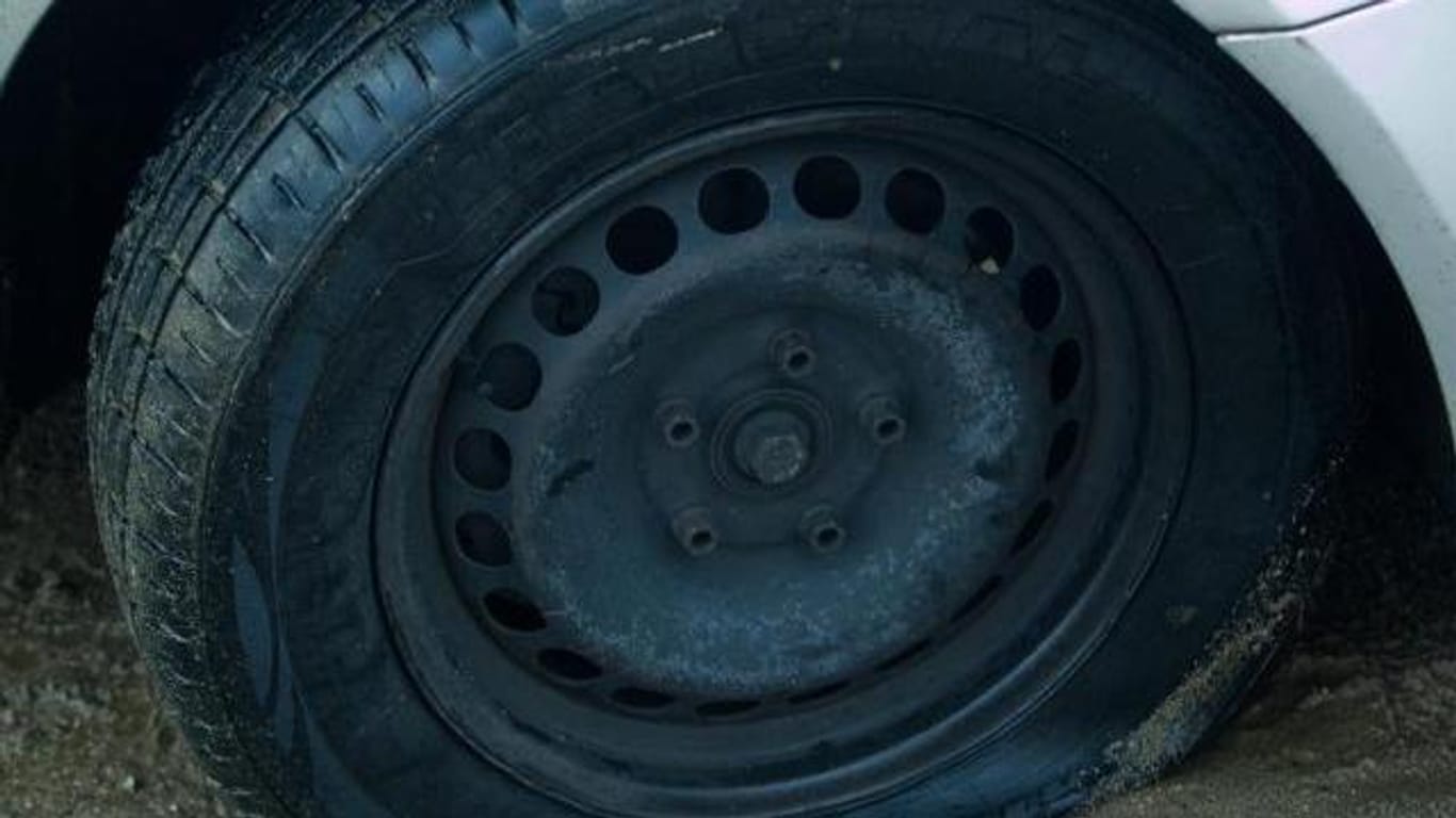 Bei einem Reifen, der durch Fremdeinwirkung beschädigt wurde, muss die Versicherung den Schaden zahlen.