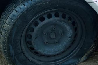 Bei einem Reifen, der durch Fremdeinwirkung beschädigt wurde, muss die Versicherung den Schaden zahlen.