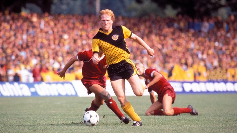 Mathias Sammer lernt das Fußballspielen in seiner Geburtsstadt Dresden. Mit neuen Jahren fängt er in der Jugend der SG Dynamo Dresden an und durchläuft alle Mannschaften bis zu den Profis. Er bleibt dem Verein 14 Jahre lang treu und gewinnt in Dresden zweimal die DDR-Meisterschaft und wird 1990 auch Pokalsieger.