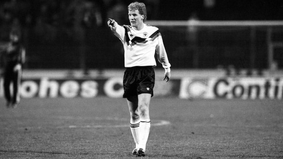 Im Dezember 1990 ist Sammer der erste DDR-Fußballer, der von Bundestrainer Berti Vogts in die Auswahl der gesamtdeutschen Nationalmannschaft berufen wird.