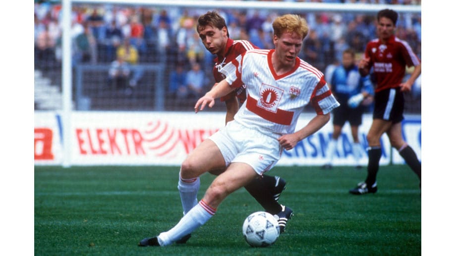 Im Sommer 1990 wechselt der talentierte Mittelfeldspieler nach der Wiedervereinigung von Dresden zum VfB Stuttgart.