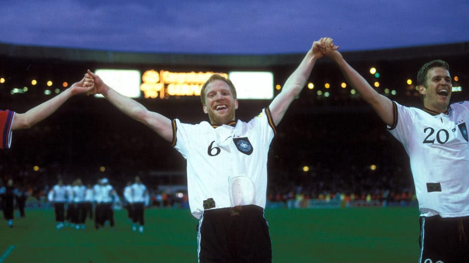 Seine Nationalmannschaftskarriere krönt Sammer 1996 mit dem Europameister-Titel. Oliver Bierhoff (re.) schießt in der Verlängerung des Finals gegen Tschechien das entscheidende Golden Goal.