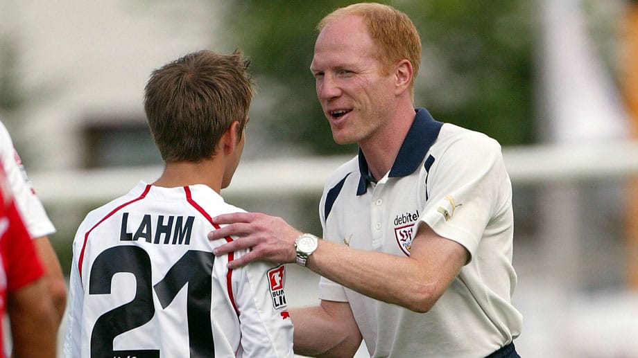 Die nächste Station des erfolgshungrigen Dresdners ist sein ehemaliger Verein VfB Stuttgart. Dort stellt der erfolgshungrige Trainer einen gewissen Philipp Lahm jedes Spiel auf, obwohl der Rechtsverteidiger mit seinen 20 Jahren noch über wenig Erfahrung verfügt. Lahm das Vertrauen zu schenken, wird sich später als großer Glücksfall für Fußball-Deutschland erweisen.