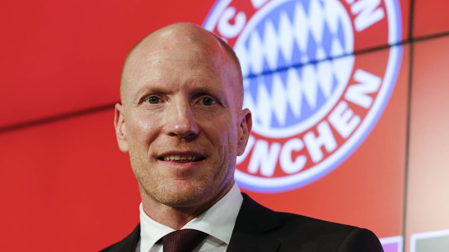 Doch dann kommt 2012 der Paukenschlag. Matthias Sammer verlässt den Deutschen Fußball Bund und wechselt zum FC Bayern München. Dort soll er nach den Misserfolgen der letzten Jahre dafür sorgen, dass Umfeld, Trainerstab und Mannschaft die letzten Prozente abrufen, die zu den ganz großen Erfolgen noch fehlen.