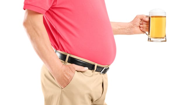Mann braut Bier im eigenen Bauch. Mann braut Bier im eigenen Bauch.