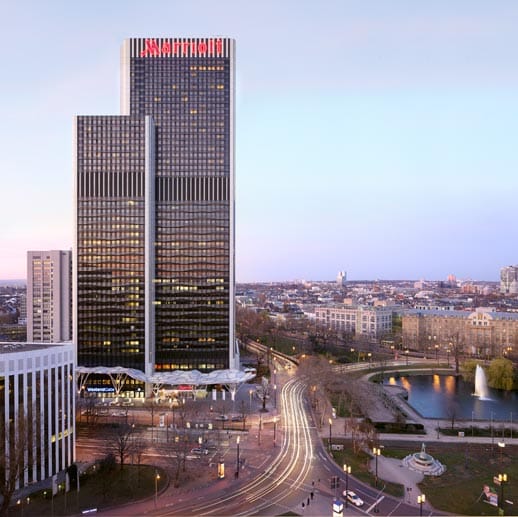 Pünktlich zur Buchmesse in Frankfurt am Main, zeigt sich das "Marriott Frankfurt" nahe des Messegeländes in neuem Gewand. Von Dach bis Erdgeschoss ist die Unterkunft, die mit 159 Metern zugleich das höchste Hotel Deutschlands ist, aufpoliert worden.