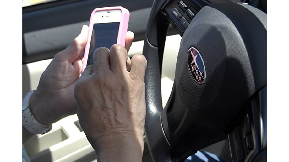 Die offensichtlichste Verwendung alter Smartphones: Als Ersatzgerät, etwa im Auto.