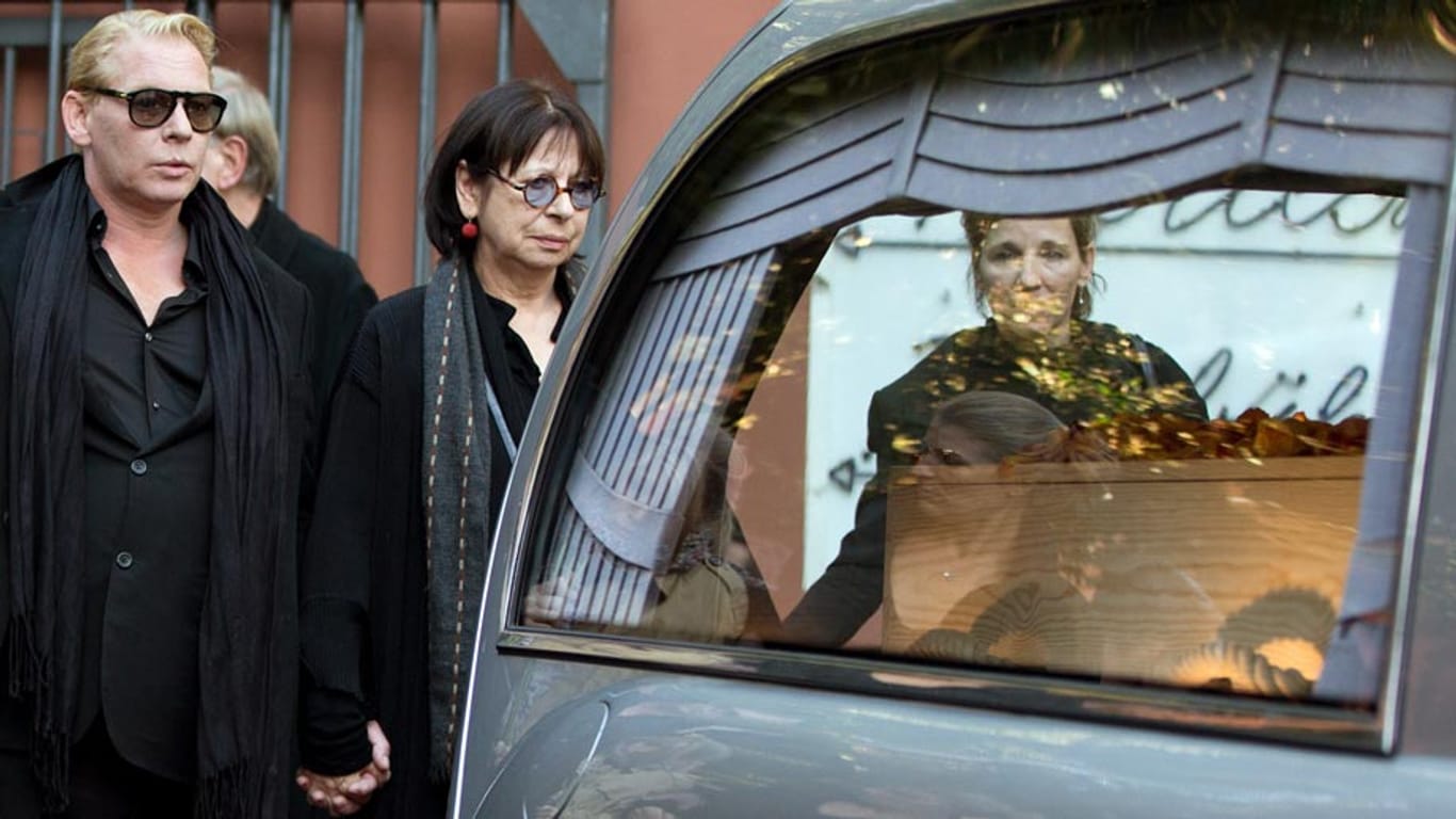 Ben Becker, seine Mutter Monika Hansen (Mitte) und seine Schwester Meret Becker (rechts) nehmen Abschied von ihrem Stiefvater und Ehemann.