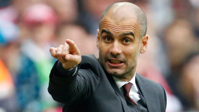 Pep Guardiola zeigt, wo es bei den Bayern lang geht.