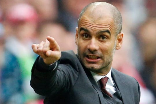 Pep Guardiola zeigt, wo es bei den Bayern lang geht.