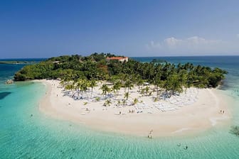 Cayo Levantado gehört zur Dominikanischen Republik, wird von Einheimischen jedoch Bacardi-Insel genannt.