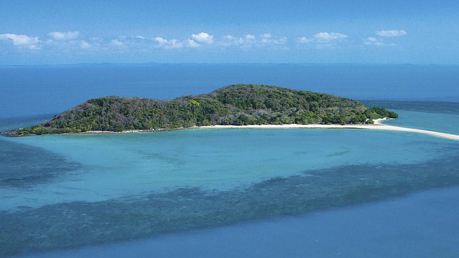 Kokosnuss-Insel - der Name zergeht auf der Zunge. Es gibt ihn gleich mehrmals. Zum Beispiel vor Hawaii und vor der Küste Thailands. Die abgelegenste der Kokosnuss-Inseln aber ist Coconut Island in der Torres Strait, einer Meerenge zwischen Australien und Papua-Neuguinea.