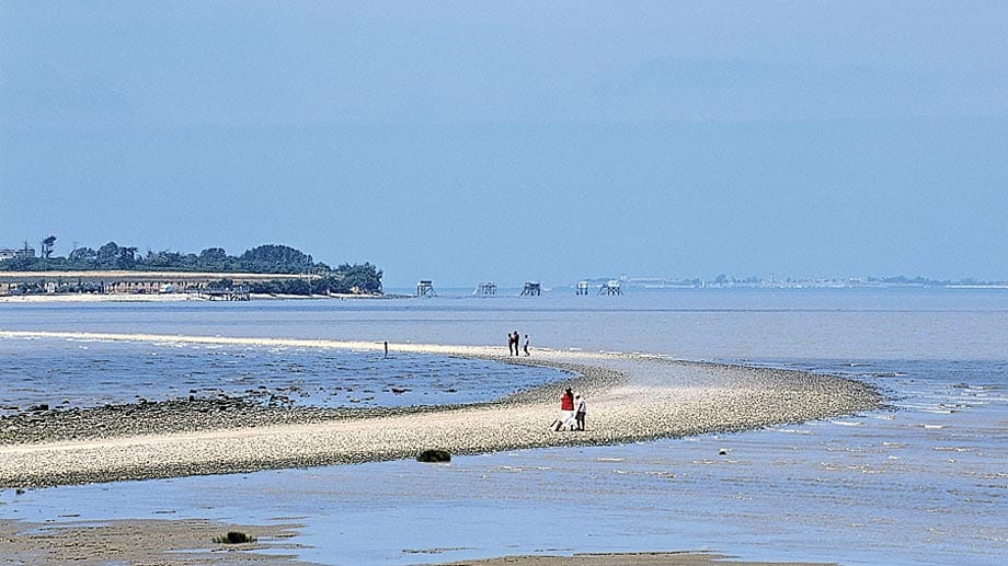Ja, das gibt es wirklich: Eine Insel namens Madame. Als einen "Ort der Stille" preist das Fremdenverkehrsamt des französischen Départements Charente-Maritime das nur 0,78 Quadratkilometer große Eiland vor der Atlantikküste bei La Rochelle an.