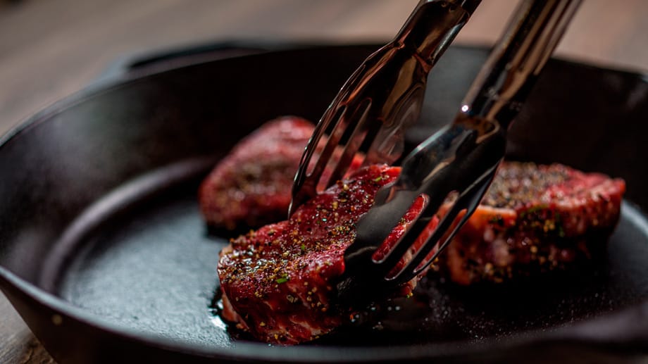 Fleisch: Zischt das Fleisch stark in der Pfanne, ist das ein schlechtes Zeichen. Fleisch: Zischt das Fleisch stark in der Pfanne, ist das ein schlechtes Zeichen.