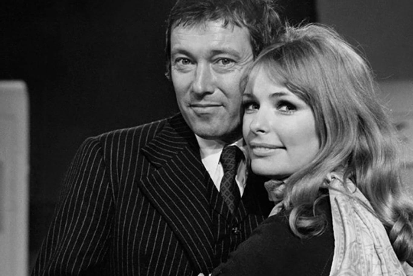 Dietmar Schönherr (hier ein Foto mit Frau Vivi Bach in der TV-Show "Wünsch dir was", BRD 1970) möchte die Asche seiner zwei verstorbenen Frauen verstreuen.