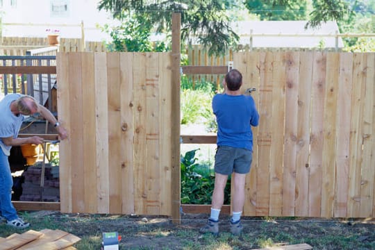 Holen Sie sich Hilfe zum Sichtschutzzaun bauen