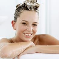 Haare: Die Auswahl des passenden Haarpflegeprodukts ist vom Haartyp abhängig.
