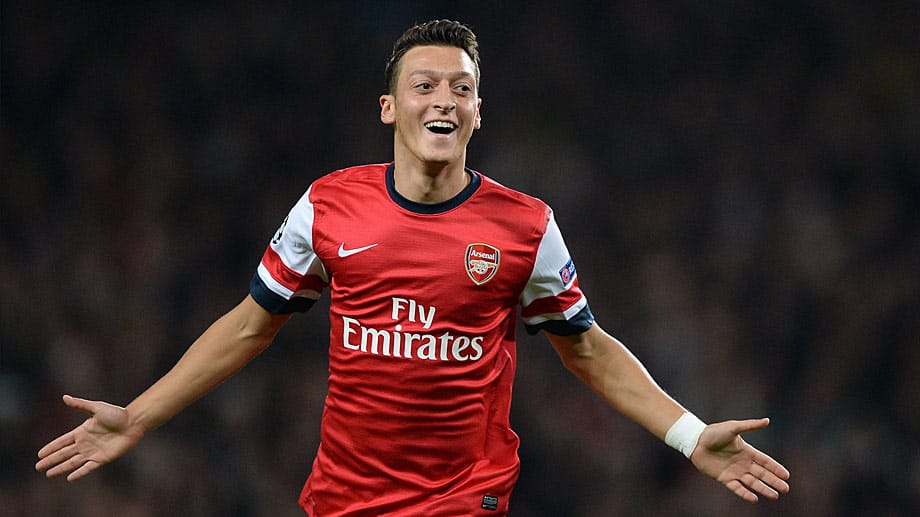 Mesut Özil bejubelt seinen Treffer gegen Neapel.