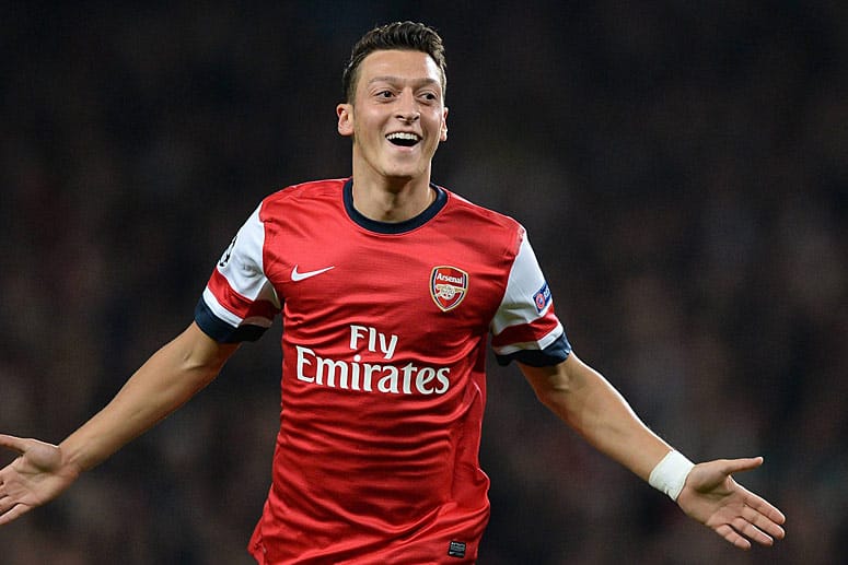 Mesut Özil bejubelt seinen Treffer gegen Neapel.