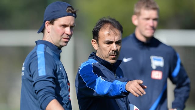 Hertha-Trainer Jos Luhukay (re.) setzt seit Sommer 2013 nicht mehr auf die Dienste des ehemaligen Torwarttrainers Christian Fiedler. Hertha-Trainer Jos Luhukay (re.) setzt seit Sommer 2013 nicht mehr auf die Dienste des ehemaligen Torwarttrainers Christian Fiedler.