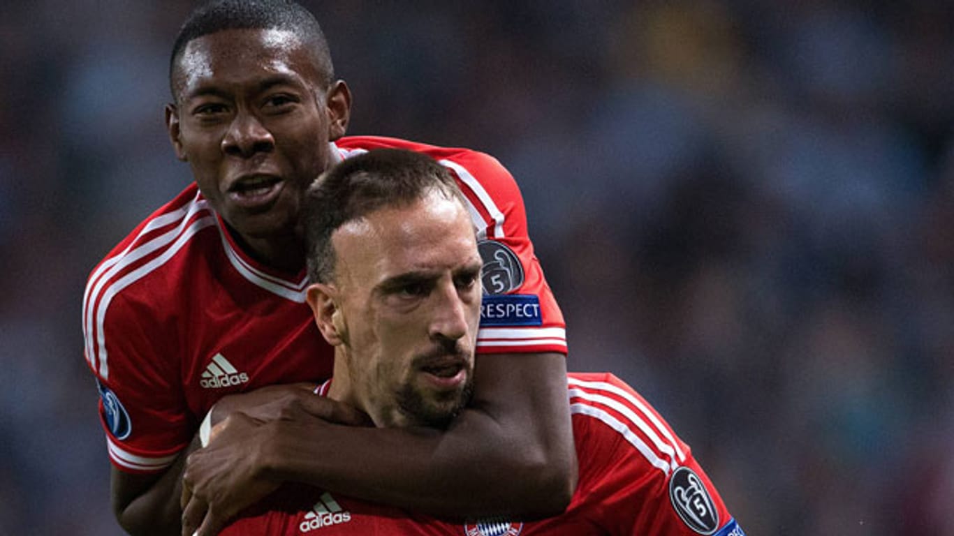 David Alaba und Franck Ribéry bejubeln den grandiosen 3:1-Sieg in Manchester.