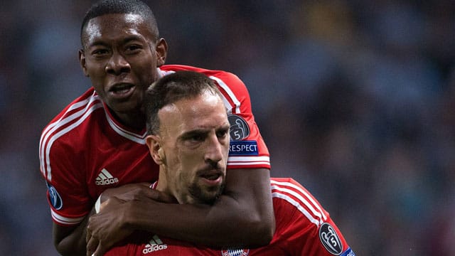 David Alaba und Franck Ribéry bejubeln den grandiosen 3:1-Sieg in Manchester. David Alaba und Franck Ribéry bejubeln den grandiosen 3:1-Sieg in Manchester.