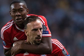David Alaba und Franck Ribéry bejubeln den grandiosen 3:1-Sieg in Manchester.