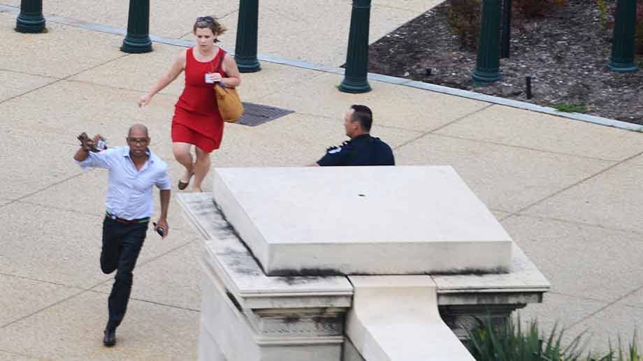 Vor dem Kapitol in Washington fallen Schüsse. Mehrere Menschen flüchten panisch.