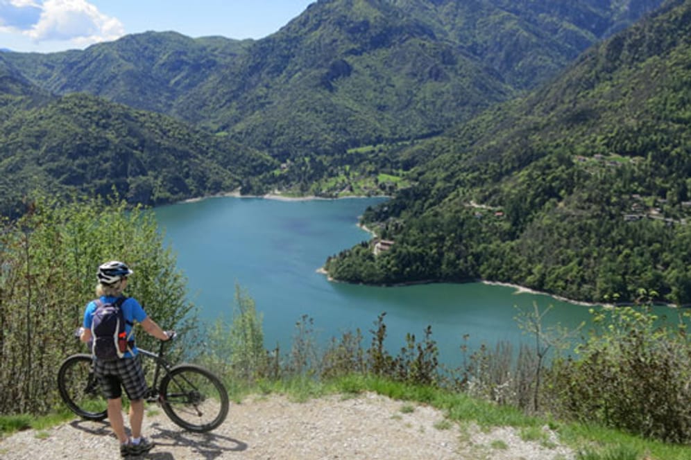 Radfahren über dem Ledrosee / Italien.