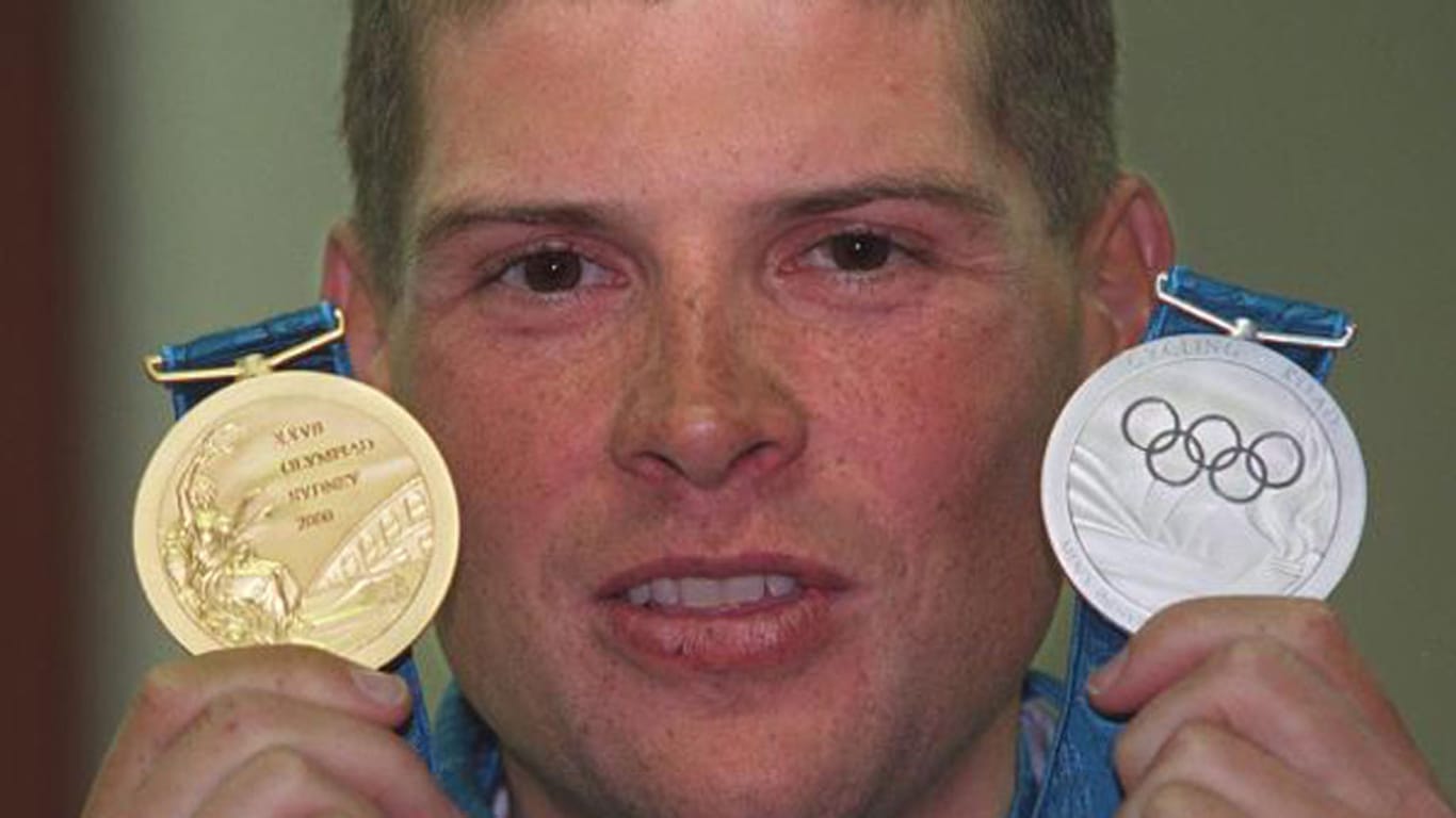 Jan Ullrich mit seinen beiden Olympia-Medaillen.