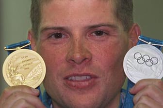 Jan Ullrich mit seinen beiden Olympia-Medaillen.