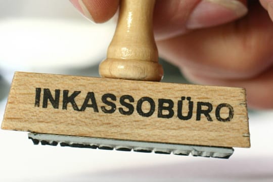 Das Inkassobüro treibt offene Forderungen beim Schuldner ein