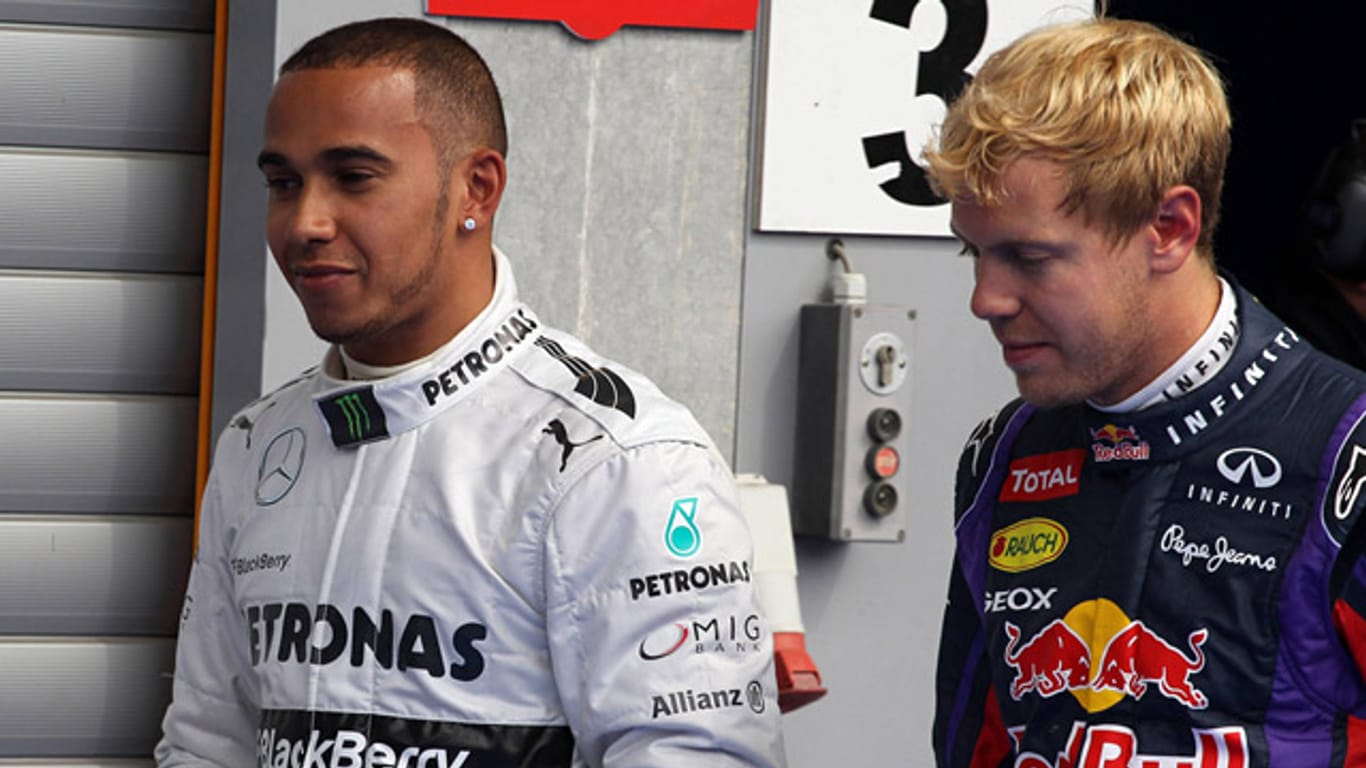Lewis Hamilton (li.) ist genervt von Sebastian Vettels Dominanz.
