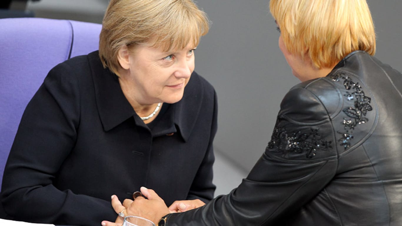 Noch-Grünen-Chefin Claudia Roth und Kanzlerin Angela Merkel (links)