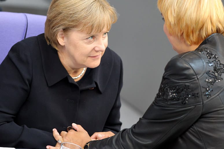 Noch-Grünen-Chefin Claudia Roth und Kanzlerin Angela Merkel (links)