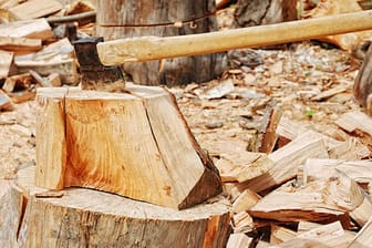 Selbst Holz hacken kann viel Geld sparen