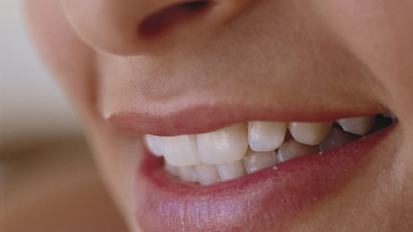 Zähne: Nächtliches Zähneknirschen läuft unterbewusst ab.