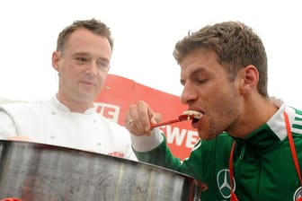 Thomas Müller (re.) lässt sich im Teamhotel bei der EM 2012 das Essen von Sternekoch Holger Stromberg schmecken.