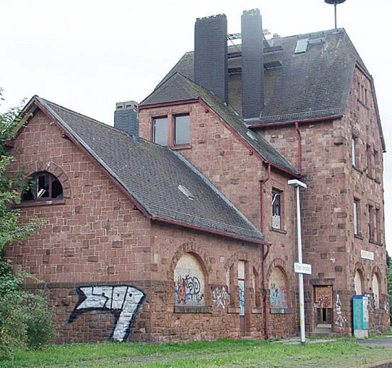 Vor der Restaurierung: Graffities an den Mauern, Holzplatten in den Fenstern - der Bahnhof Groß-Umstadt präsentierte sich den neuen Besitzern in einem trostlosen Zustand, die Bausubstanz war aber intakt (Quelle: Spiegel Online)