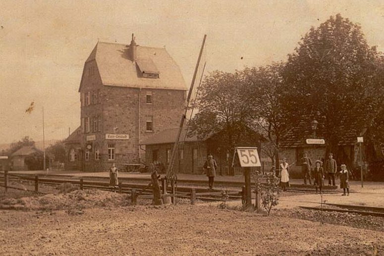 Alte Postkartenansicht: Um 1900 herrschte in Groß-Umstadt noch reger Bahnbetrieb. Heute führt nur noch ein einzelnes Gleis hinter dem Bahnhof vorbei. Das reduziert den Verkehr beträchtlich (Quelle: Spiegel Online)